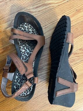 Teva Women's Brown Leather 2 inch wedge Sandals